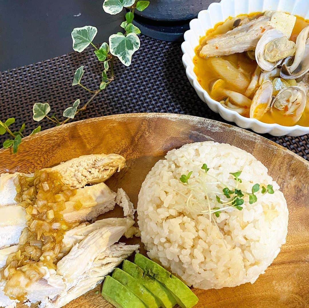 中川真依のインスタグラム：「. アジアンな食卓😙✨ 海南鶏飯とスンドゥブチゲ🍲🍚🥢 残った鍋はチーズたっぷりのリゾットに変身😍💕 #asianfood  #海南鶏飯  #スンドゥブチゲ #〆はチーズリゾット  #お家ご飯 #海外行きたい #mai飯🍳」