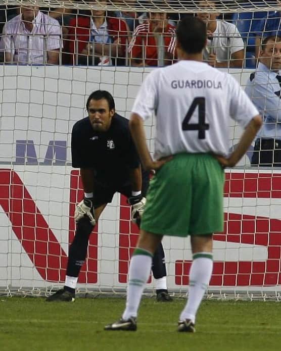 ジョルディ・コディーナのインスタグラム：「Noooooo, no soy tan viejo... solo era un partido benéfico... 😂😂😂 #tbt #futbol」