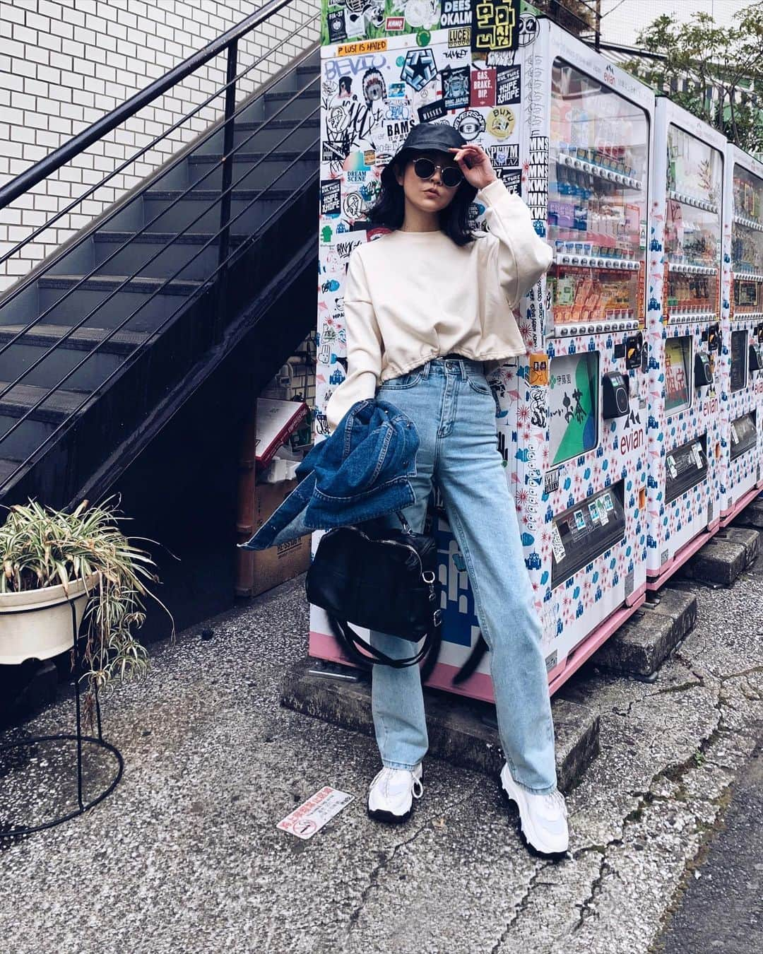 ALISA MATSUMURAのインスタグラム：「Style:) keep it simple…😎 . ICE×ivory×BLUE💙🤍 . 最近このデニムばかり😀 今とてもお気に入り👖✨ （でもskinnyが1番すき😇） . お疲れさまでしたーー☕️♫ . #RULAHコーデ#RULAH_official#デニム#ストレートデニム#カジュアルコーデ#シンプル#デニムオンデニム#スニーカー#春コーデ#表参道#す」