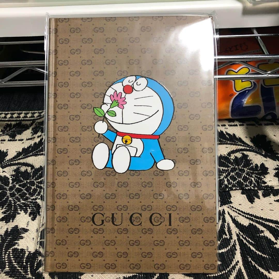 奥村うどんのインスタグラム：「ぐっちーーーーーーー！！！！！ #ドラえもん #コラボ #GUCCI #開けれないよね」