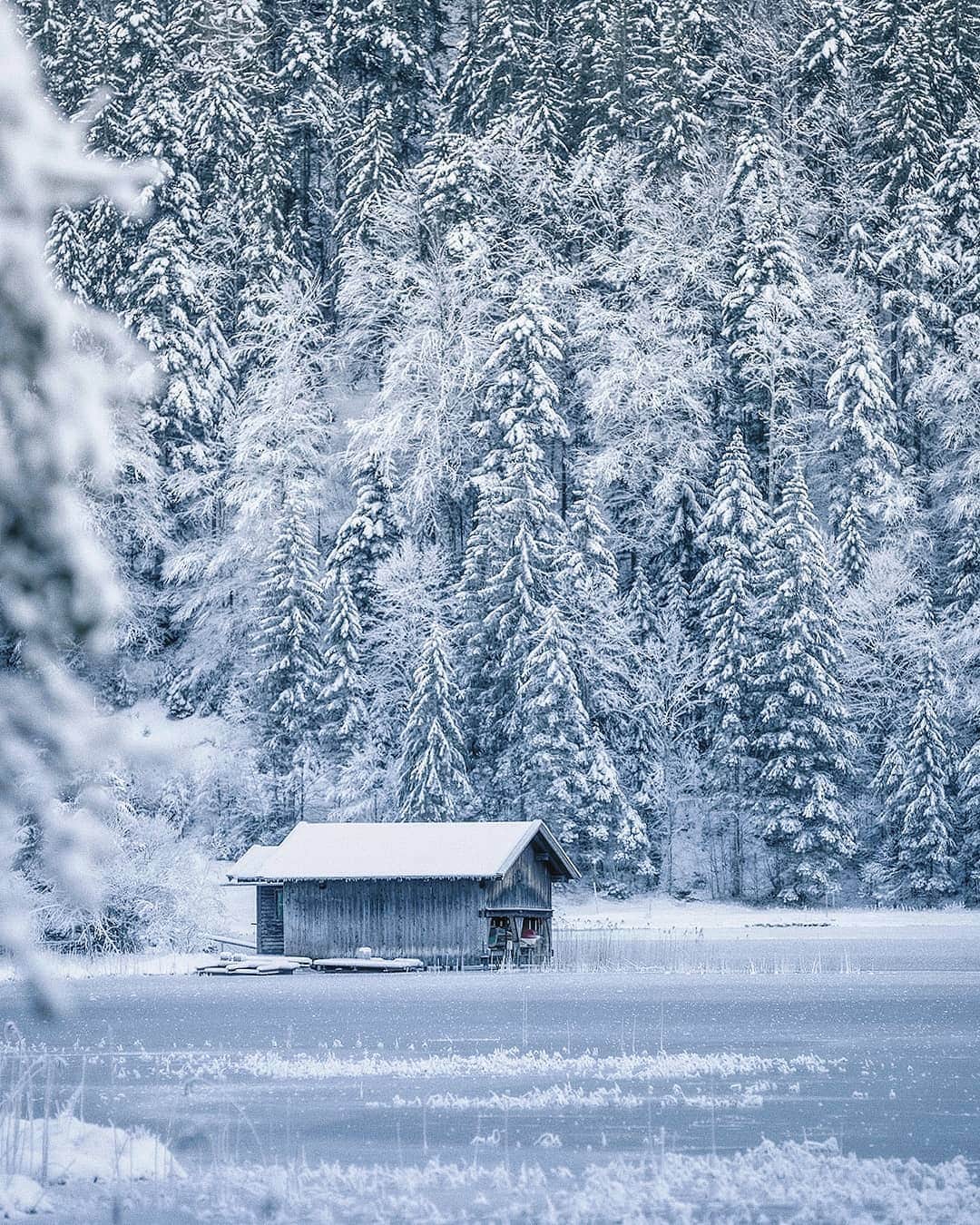 のインスタグラム：「Surrounded by high altitude mountains, it is a frozen world where no sunlight reaches during the winter. . . . #hellofrom south #germany」