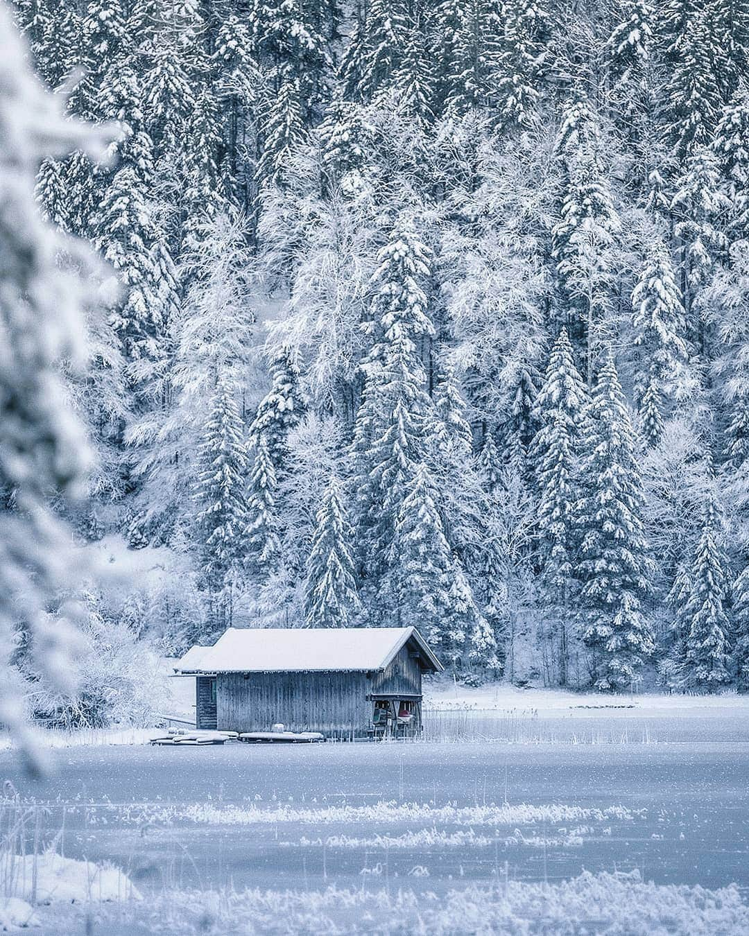 Berlin Tokyoのインスタグラム：「Surrounded by high altitude mountains, it is a frozen world where no sunlight reaches during the winter. . . . #hellofrom south #germany」