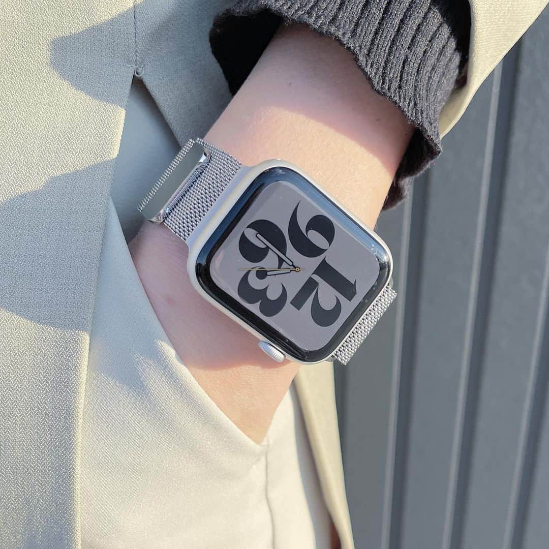 ryuu79hinaのインスタグラム：「#AppleWatch6 ⌚ ・ ・ 前から欲しかったアップルウォッチをGET🤍 44mmのシルバーミラネーゼループ。 完全なマグネット式だから無限に調節出来てフィット感もあって◎ ・ ・ ベルトも色々あるから欲しくなる←既に2個GET済み🤭 コーデや気分で変えたいなぁ〜💕 ・ ・ ━━━━━━━━━━━━━━━ #アップルウォッチ#アップルウォッチ6#時計#アップルストア#手元くら部#手元コーデ#手元倶楽部#手元#ootd#instagood#ロカリ#記録#ママコーデ#大人コーデ#大人スタイル#大人カジュアル#シンプルコーデ#コーデ#ファッション#きれいめカジュアル#シンプル」