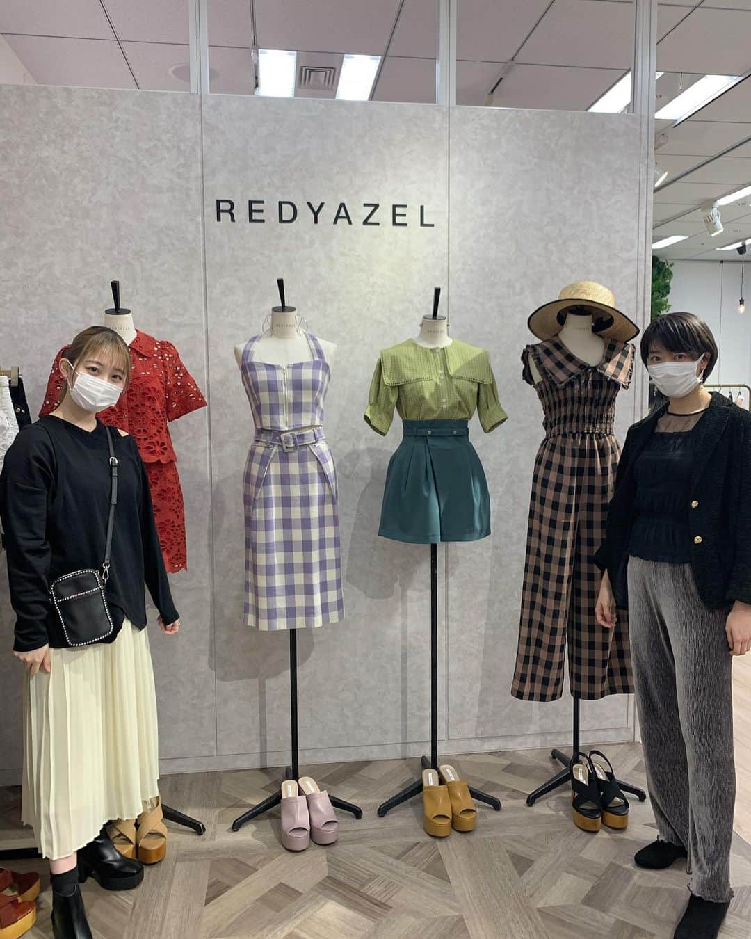 白井真緒のインスタグラム：「ゆうちゃんと展示会行ってきました〜❤︎﻿ ﻿ ﻿ いつも素敵な洋服がありすぎて迷ってしまうとても幸せな悩み...﻿ 今回も届くのがとっても楽しみだな〜﻿ @lixuqiannai  @m_bow28  @chiko_sugawara  ありがとございました!!!  #redyazel #willselection #andcouture #swingle #展示会」
