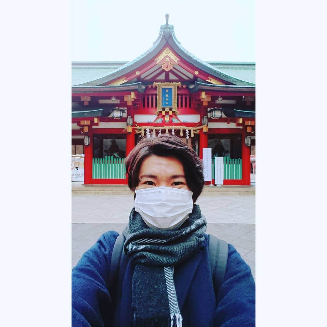 乙杉和平のインスタグラム：「お前いっつも神社に行くよな。というささやきが聞こえた気がします……😳  私は信仰心があついというよりは、願掛けをしているのです。｢それはそれは売れますように｣と。行った先々で行けるパワースポットは抜け目なく抜かりなくです。  日枝神社は赤坂駅から程近い場所にあるパワースポットらしいです。 本殿に向かって左はメスの神猿像です。子猿を抱いています。子宝や安産のご利益があるらしいです。 本殿向かって右はオスの神猿像です。商売繁盛や社運隆昌にご利益があるらしいです。 そう、狛犬ではなく、お猿さんなんですよ🐒 そこから｢勝る(まさる)｣｢魔が去る(まがさる)｣｢ご猿(えん)を運んでくる｣みたいな意味合いもあるそうです。面白いですね。 私も魔が去り、勝り、ご縁があることを期待したいと思います。がんばります🙇✨  #俳優 #乙杉和平 #売れますように #願掛け #北海道 #道産子 #aikoジャンキー #テレビ大好き #セントラル #役者 #タレント #芸能 #actor #japaneseactor #actor #演员 #배우 #photography #赤坂 #山王日枝神社 #日枝神社 #パワースポット #神社 #神社巡り #パワースポット巡り」