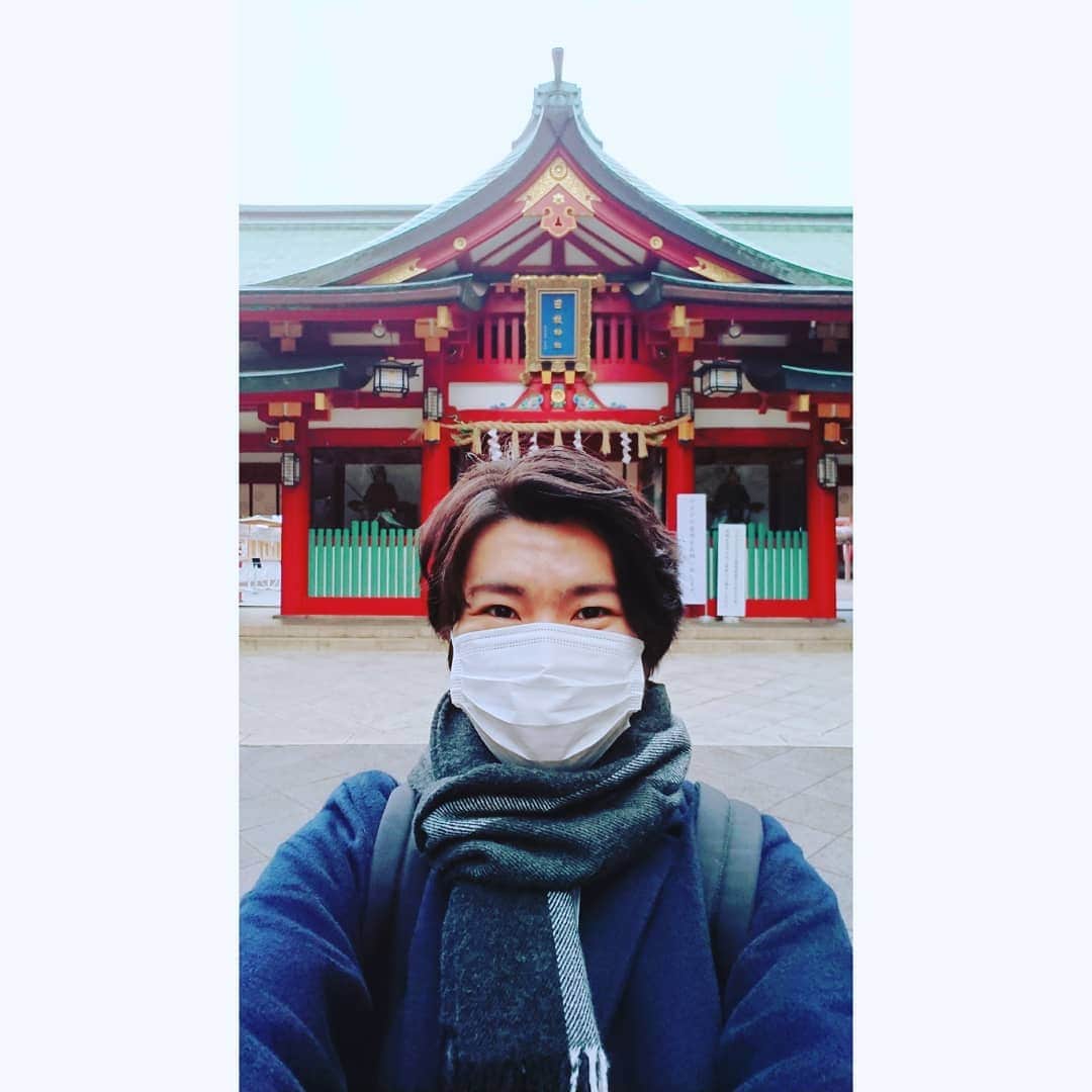 乙杉和平さんのインスタグラム写真 - (乙杉和平Instagram)「お前いっつも神社に行くよな。というささやきが聞こえた気がします……😳  私は信仰心があついというよりは、願掛けをしているのです。｢それはそれは売れますように｣と。行った先々で行けるパワースポットは抜け目なく抜かりなくです。  日枝神社は赤坂駅から程近い場所にあるパワースポットらしいです。 本殿に向かって左はメスの神猿像です。子猿を抱いています。子宝や安産のご利益があるらしいです。 本殿向かって右はオスの神猿像です。商売繁盛や社運隆昌にご利益があるらしいです。 そう、狛犬ではなく、お猿さんなんですよ🐒 そこから｢勝る(まさる)｣｢魔が去る(まがさる)｣｢ご猿(えん)を運んでくる｣みたいな意味合いもあるそうです。面白いですね。 私も魔が去り、勝り、ご縁があることを期待したいと思います。がんばります🙇✨  #俳優 #乙杉和平 #売れますように #願掛け #北海道 #道産子 #aikoジャンキー #テレビ大好き #セントラル #役者 #タレント #芸能 #actor #japaneseactor #actor #演员 #배우 #photography #赤坂 #山王日枝神社 #日枝神社 #パワースポット #神社 #神社巡り #パワースポット巡り」2月18日 22時36分 - otosugi_wahei