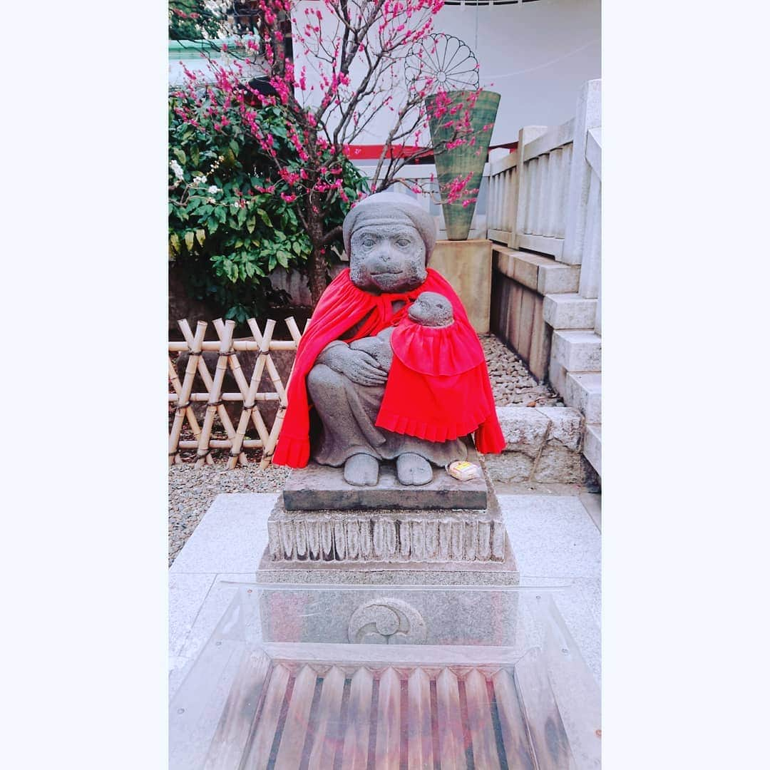 乙杉和平さんのインスタグラム写真 - (乙杉和平Instagram)「お前いっつも神社に行くよな。というささやきが聞こえた気がします……😳  私は信仰心があついというよりは、願掛けをしているのです。｢それはそれは売れますように｣と。行った先々で行けるパワースポットは抜け目なく抜かりなくです。  日枝神社は赤坂駅から程近い場所にあるパワースポットらしいです。 本殿に向かって左はメスの神猿像です。子猿を抱いています。子宝や安産のご利益があるらしいです。 本殿向かって右はオスの神猿像です。商売繁盛や社運隆昌にご利益があるらしいです。 そう、狛犬ではなく、お猿さんなんですよ🐒 そこから｢勝る(まさる)｣｢魔が去る(まがさる)｣｢ご猿(えん)を運んでくる｣みたいな意味合いもあるそうです。面白いですね。 私も魔が去り、勝り、ご縁があることを期待したいと思います。がんばります🙇✨  #俳優 #乙杉和平 #売れますように #願掛け #北海道 #道産子 #aikoジャンキー #テレビ大好き #セントラル #役者 #タレント #芸能 #actor #japaneseactor #actor #演员 #배우 #photography #赤坂 #山王日枝神社 #日枝神社 #パワースポット #神社 #神社巡り #パワースポット巡り」2月18日 22時36分 - otosugi_wahei