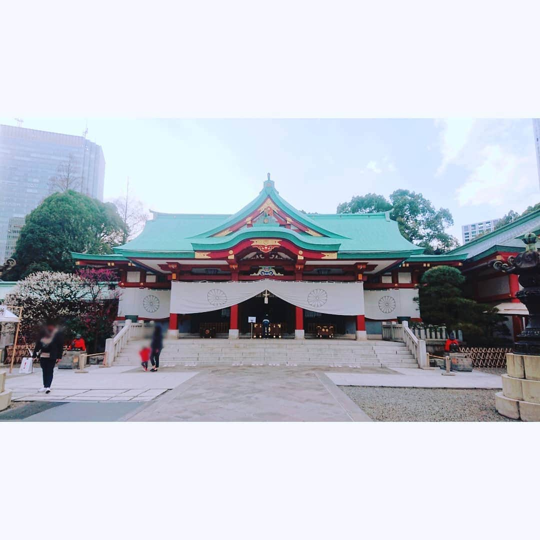 乙杉和平さんのインスタグラム写真 - (乙杉和平Instagram)「お前いっつも神社に行くよな。というささやきが聞こえた気がします……😳  私は信仰心があついというよりは、願掛けをしているのです。｢それはそれは売れますように｣と。行った先々で行けるパワースポットは抜け目なく抜かりなくです。  日枝神社は赤坂駅から程近い場所にあるパワースポットらしいです。 本殿に向かって左はメスの神猿像です。子猿を抱いています。子宝や安産のご利益があるらしいです。 本殿向かって右はオスの神猿像です。商売繁盛や社運隆昌にご利益があるらしいです。 そう、狛犬ではなく、お猿さんなんですよ🐒 そこから｢勝る(まさる)｣｢魔が去る(まがさる)｣｢ご猿(えん)を運んでくる｣みたいな意味合いもあるそうです。面白いですね。 私も魔が去り、勝り、ご縁があることを期待したいと思います。がんばります🙇✨  #俳優 #乙杉和平 #売れますように #願掛け #北海道 #道産子 #aikoジャンキー #テレビ大好き #セントラル #役者 #タレント #芸能 #actor #japaneseactor #actor #演员 #배우 #photography #赤坂 #山王日枝神社 #日枝神社 #パワースポット #神社 #神社巡り #パワースポット巡り」2月18日 22時36分 - otosugi_wahei