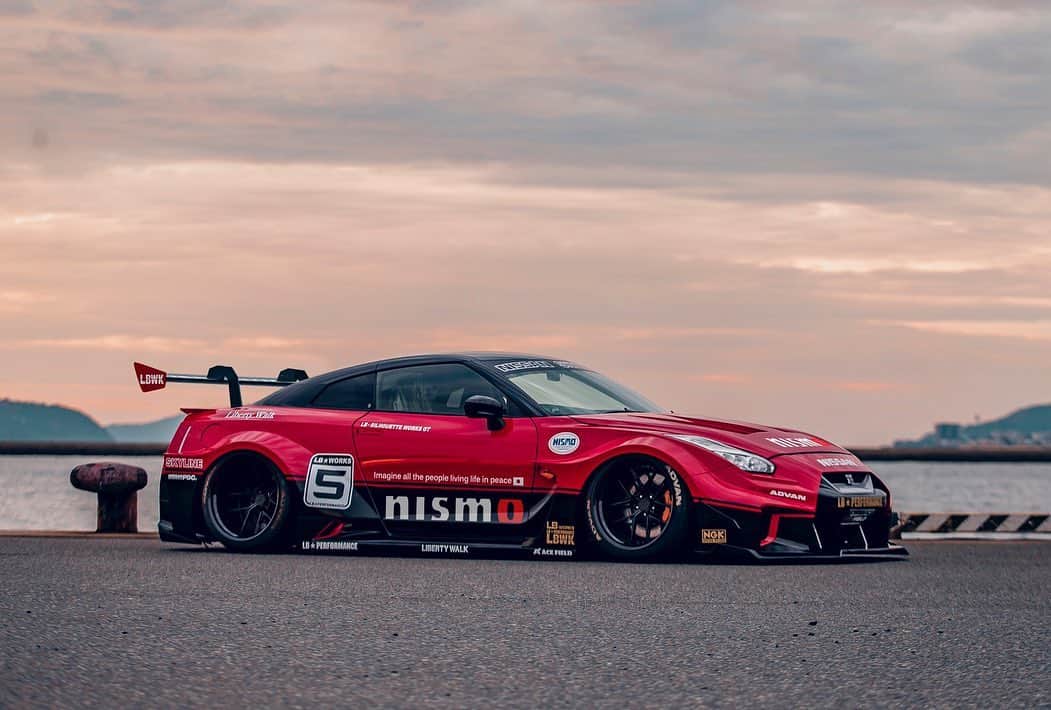 のインスタグラム：「LIBERTY WALK 　　LBWK LB-silhouette works gtr nismo japan😊 北海道top eagleカスタムstart😊  @nissan @nissanjapan  @nismo  @nissangtrpage  #nissan #nismo #nissannismo #libertywalk #lbworks #bride #fiexhaust  #ニスモ #widebody #gtr #r35  #spherlight  #fivextires  #ideal  #nicepic #red#Black #ltmw #ld97forged」