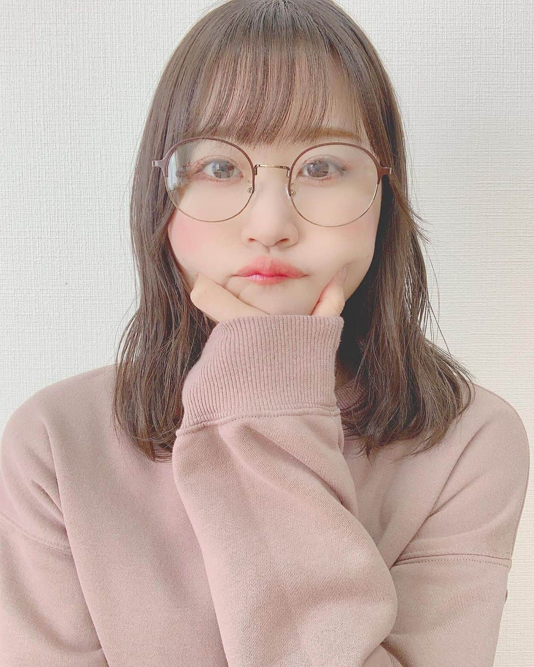 八木沙季のインスタグラム：「👓👓 . コンタクトをして伊達メガネをする という最大級の矛盾🤷🏻‍♀️🤷🏻‍♀️🤷🏻‍♀️ .」