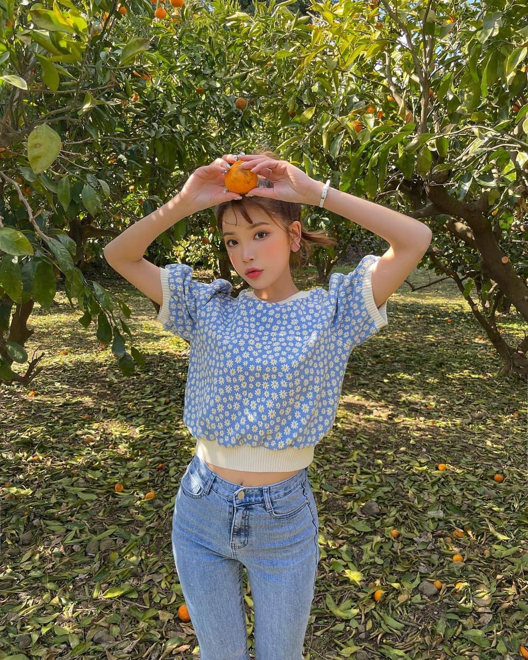 Chuuのインスタグラム：「🍊CHUU in Jeju🍊  제주도에서 예쁜 봄신상 촬영하고 왔어요✨ 빠른 시일 내로 업뎃해서 츄멤님들께 보여드릴게요! 두근두근 봄신상🙌🏽 기대 많이 해주세요☺️  #chuu#chuu_in_jeju #lovely_daily_look_chuu」