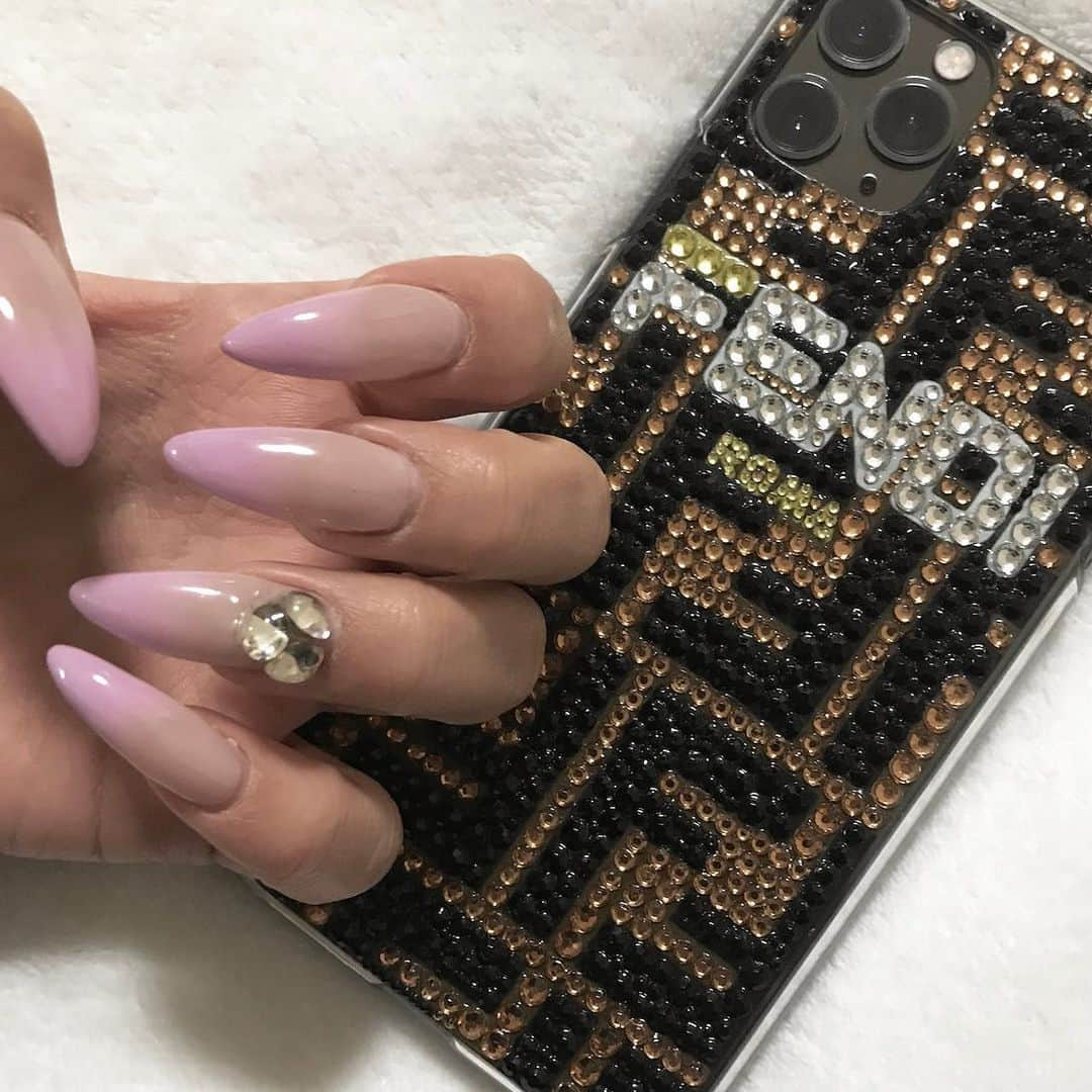 西谷麗菜さんのインスタグラム写真 - (西谷麗菜Instagram)「NewNail💅🏼 ＆ NewiPhoneカバー📱﻿ ﻿  今回はネイル大人しめにしてみたよ💖  携帯カバーはFENDI🤎🖤﻿ ショップは @decoshop_only さんです🤍﻿ 3/8まで1000円OFFらしい🥺🖤﻿ めっちゃ可愛いし買うべき🤤💭」2月18日 22時41分 - __reeechangram__