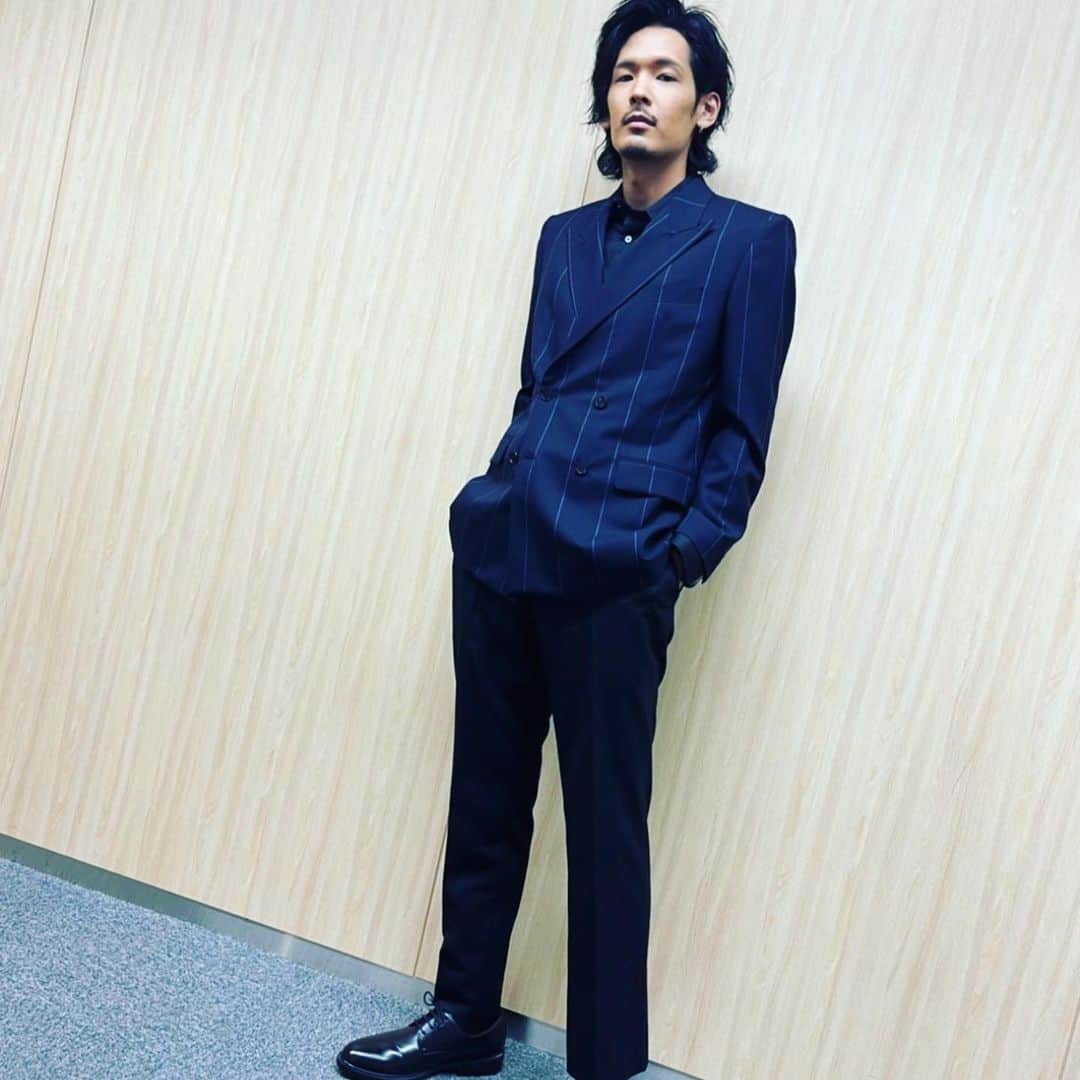 のインスタグラム：「先日の佐々木和也の秘密基地フェスの衣装！！  めっちゃ気に入ってまして いやぁこのまま衣装にしたいわぁって言ったら、マネージャーに いや、それ衣装だよ？ って言われた  いや、そうなんだけど！笑 普段のLIVEとかでも着たいなぁってことなんだけども！笑 でも確かに僕の言い方がおかしい。笑  #solidemo #collars」