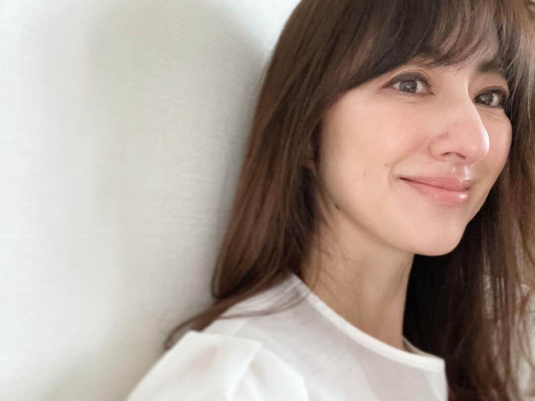 前田ゆかのインスタグラム：「大人っぽく可愛いをプラスした attenir✖︎ベティちゃんコラボ🤍春限定！  懐かしくてパッケージを見ただけでキュートなビジュアルに気持弾みます⤴️  #リフトディファインアイズデュオ 2色使いのモーヴピンクとベージュのニュアンスカラー  #シアーラディアンスアイズ  ラメとパールをアイカラーに重ねて攻めの目元に。  #スキンレタッチャーペダルピンク 薄いピンクの光で血色感と繊細なツヤがさりげなく肌補正効果。  #シアーティントルージュUV くちびるを守るUVカット効果、ティントでみずみずしく 手ポンポンとなじませて のばすと自然なツヤが出るのがすきです。  #クレーンマスカラボリューム ブラックとラベンダーボリュームある上向きにまつ毛がつくれて滲みにくい。お湯で簡単オフ。  春限定コスメは  淡くやわらかな印象 ニュアンスのある 「ときめき」へと大きく変化します✨  コラボクレンジングは3月17日限定発売✨  #attnir #ベティちゃんコラボ  #春コスメ」