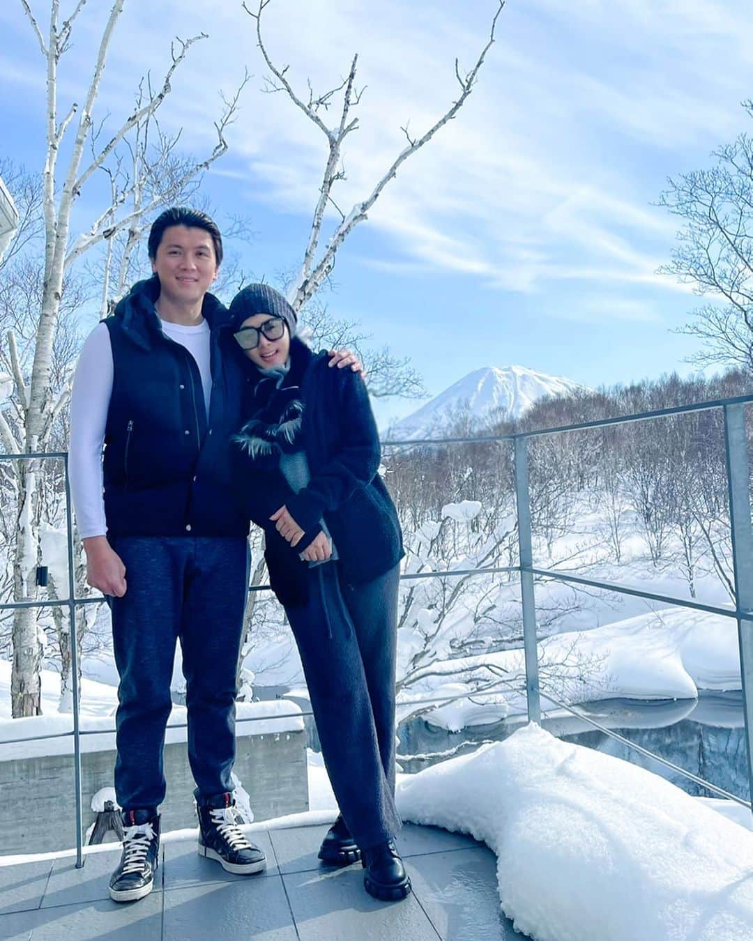 Syahriniのインスタグラム：「• Can’t Explain How Happy We Are To Be Back ! @reinobarack  ________________ 𝓢𝓨𝓡 ________________  #PrincesSyahrini #Winter_February18_2021 #WinterWonderland」