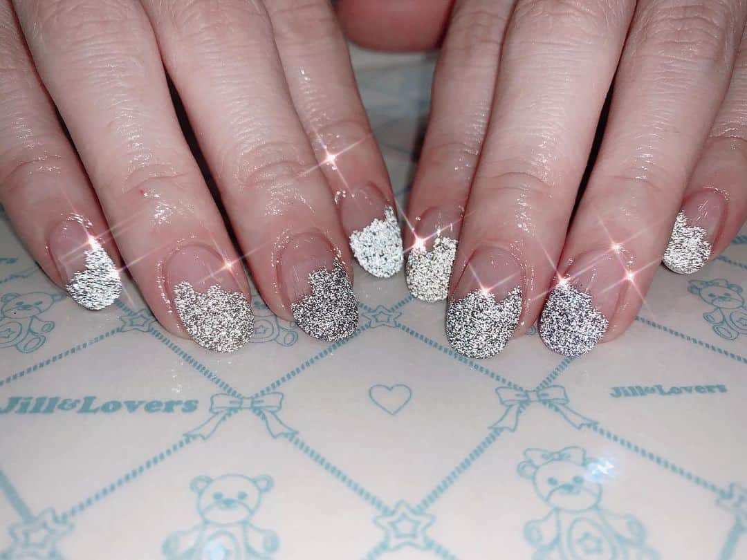 mamijinguのインスタグラム：「onとoffでこんなに変わる✨ @alisaueno 💖  @icegelnail  @icegel_japan   #jillandlovers #nail #nailart #paragel #gelneil#gel #ネイル #ネイルアート #me #look #love #かわいい」