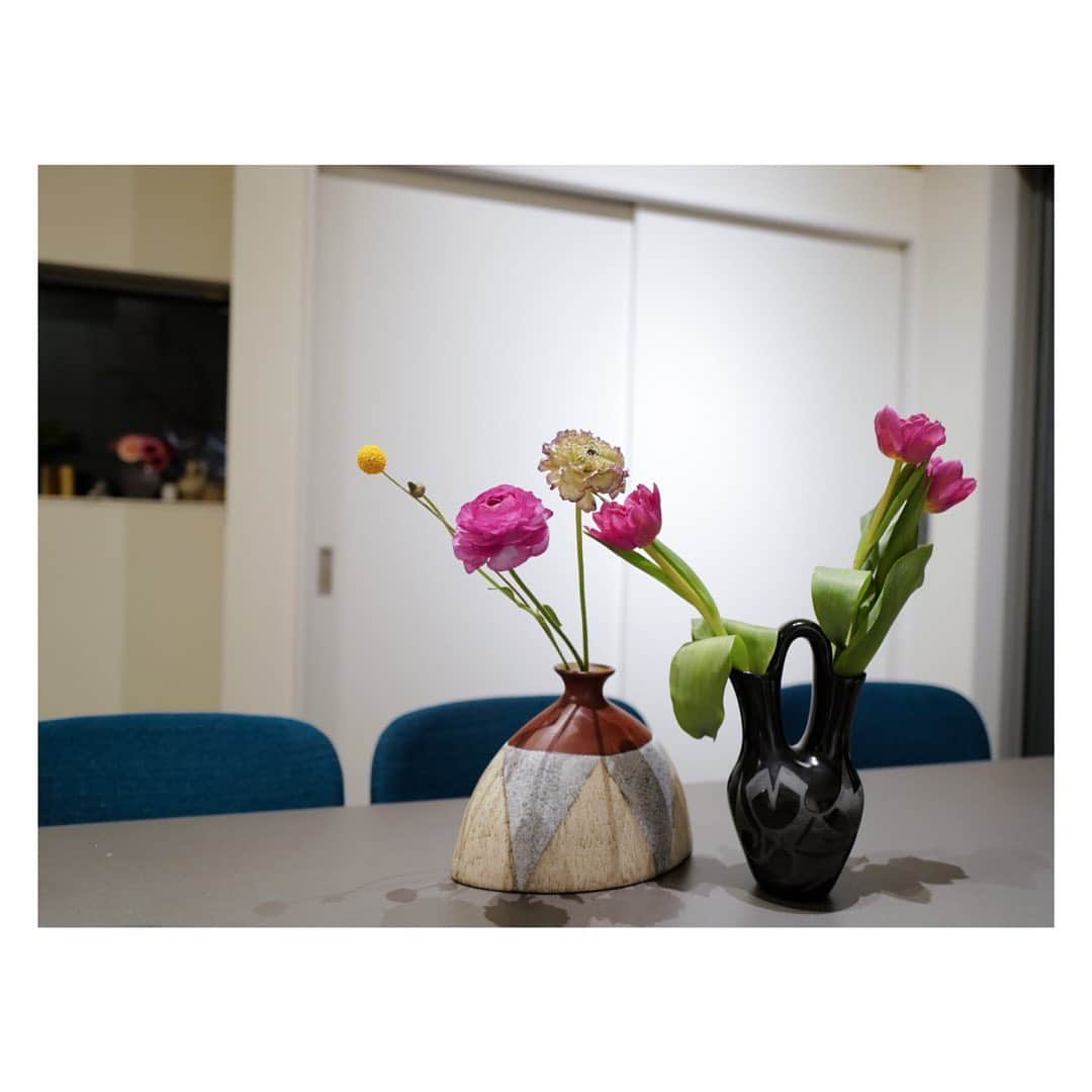 土井地恵理子さんのインスタグラム写真 - (土井地恵理子Instagram)「・ Vintageの花瓶がずらり、、 たまらん😍✨✨ @_part_of_nature_   どれもお迎えしたかったけど この2つをお持ち帰りしました。  教えてくれた @tinytmo  thanx❤︎  #vintage #vase #花瓶 #花のある暮らし  #flower #d_home」2月18日 22時48分 - ericodoiji