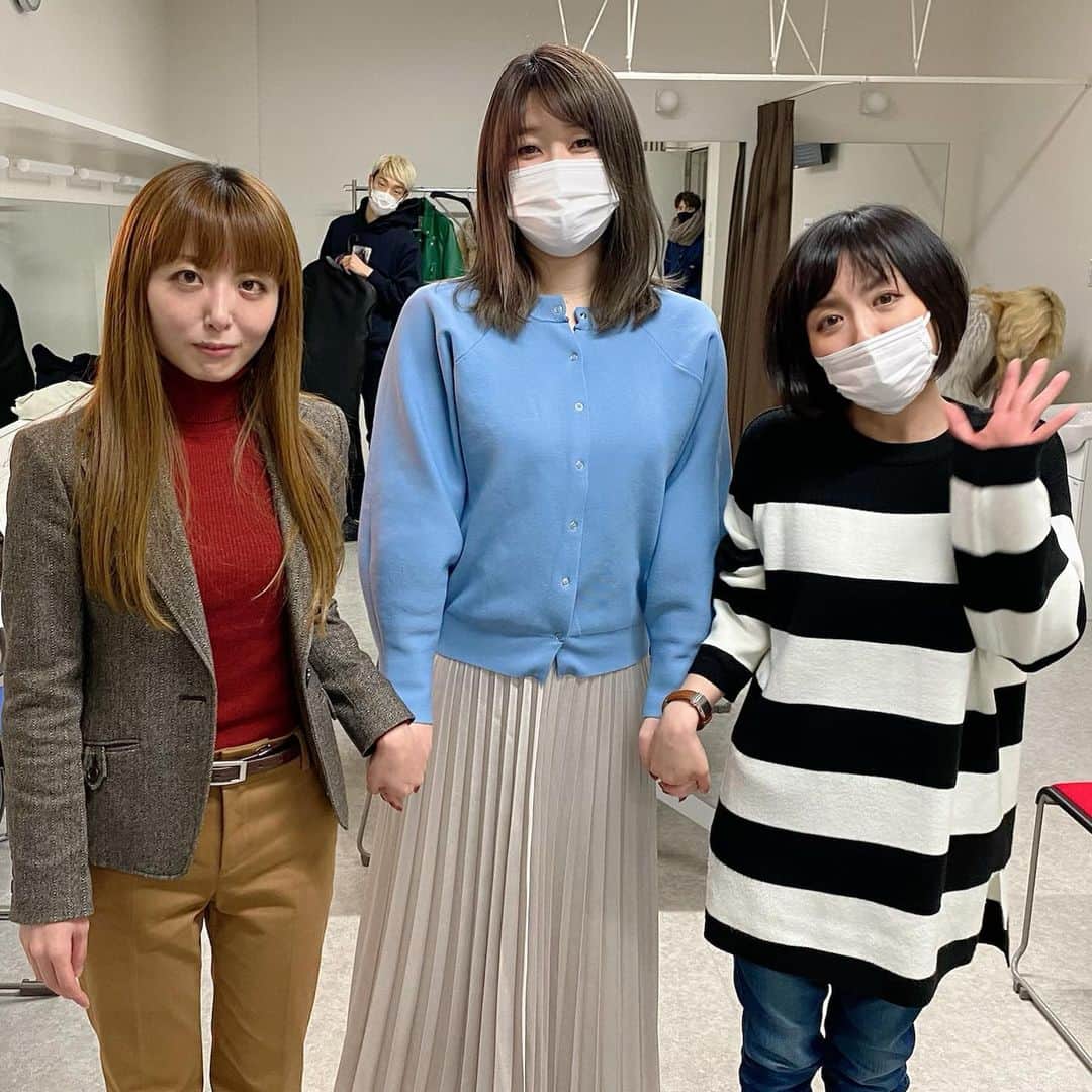 稲田美紀のインスタグラム：「． ． Dr.ハインリッヒ姐さんと前回撮らせてもらった時に(2枚目) 私らが大き過ぎるのか姐さん方が小さ過ぎるのか時空がわからんという声があったので今日また撮らせていただきました☺️結果、お二人ともお手手冷えてました☺️ #drハインリッヒ さん #森ノ宮女子会　明日の１２時までオンラインチケット買えますよ🎟」