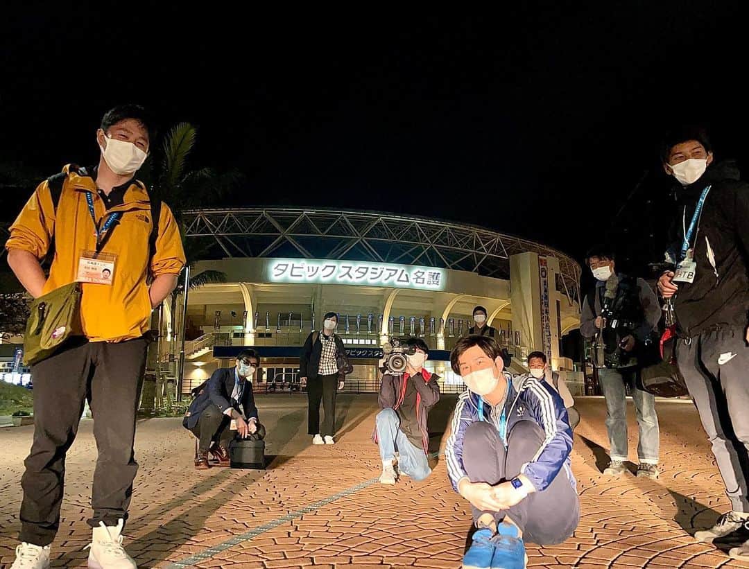 福田太郎のインスタグラム：「帰ってきました☺︎ ファンの方が、最も密に選手と交流できるキャンプ。 取材をする僕たちにも声をかけてくれて、そのたび 「こういう皆さんにお伝えするため仕事してるんだ」 と、気付かされる貴重な機会でもありました。 無観客だからこそ！と、いつも以上にファンの皆さんの 顔を思い描きながら、取材・リポートに臨んだつもりです。 ⠀ これからも、イチモニ！や実況中継を通して、 皆さんのもとに、お届け出来たらと思っています。 少しだけパワーアップしてるはず？なので、 明日からも、また宜しくお願いします☀️ ⠀ #イチモニ！実に24日ぶり #アナウンサー #福田太郎 #ファイターズ #沖縄キャンプ 只今戻りました！ #朝日新聞 #ファイターズ宣言 もぜひご一読を！ #北海道日本ハムファイターズ #01karat #イチカラ 今シーズンも、宜しくお願いします！#lovefighters」
