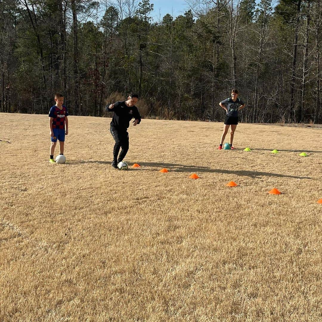 クリント・デンプシーのインスタグラム：「Thanks @jvillalobos17 for helping the kids get some work.」