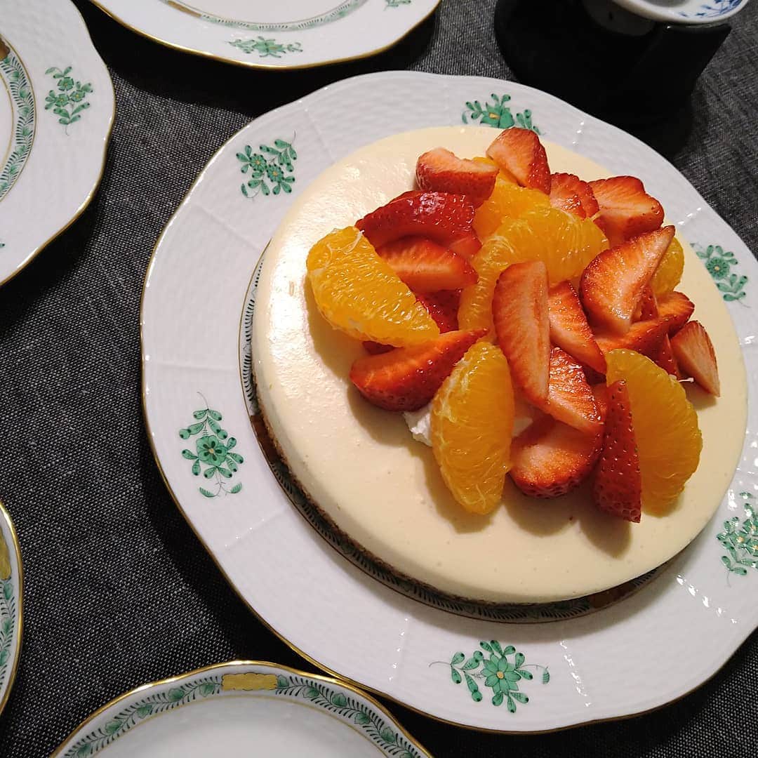星奈優里のインスタグラム：「レアチーズケーキに果物トッピング😋 いちごも柑橘類も大好き💕 美味しい季節だー🍓🍊」