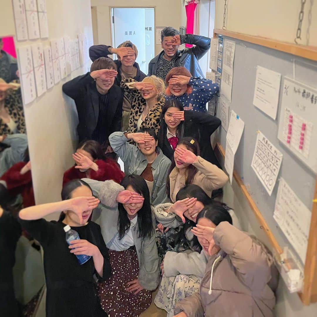 樹麗のインスタグラム：「遅ればせながら  舞台#タイトル拒絶 無事に幕を下ろすことができました💎  応援してくださったお客様、 終始サポートしてくださった スタッフの皆様、  皆様のおかげで今ここに立てているんだぁと実感した毎日でした。 改めて、感謝申し上げます。 本当に有り難うございました。  この舞台はなんだか、 新しい地を求め 旅に出たとろ、 はじめましての仲間と 海に出ることになり🛶 同じ船の上 お互い得意分野を生かしながら 船を修正し舵を取り 笑いながら船を改造してみたり  そしてやっと 島に辿り着いた。  そんな気分です。  演出の佳奈さんが船長だったから みんなの心にはいつも色が ありました。  一緒に旅をした仲間たち、 諸先輩方、佳奈さん、 またどこかで お会いできる気がします。  本当に本当に 有り難うございました🙈  #stage#タイトル拒絶」