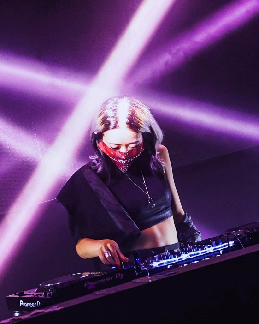 DJ KEIKOのインスタグラム：「Mask DJ(まだぜんぜん慣れない) photo by @neon__mafia」