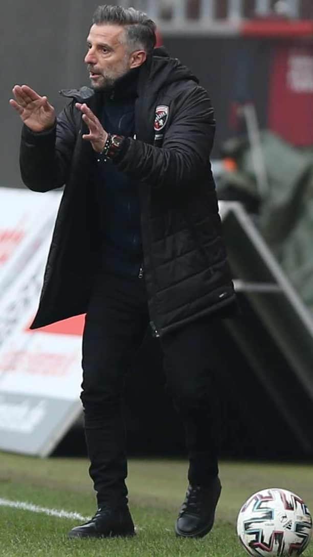FCインゴルシュタット04のインスタグラム：「"Ich kann mich nur bedanken!", ließ unser Coach bei der wöchentlichen Pressekonferenz vor dem Heimspiel gegen die "Roten Teufel" verlauten (Anpfiff: Samstag, 14 Uhr 03) 🙌👏Wem das Dankeschön von Tomas #Oral gilt? Findet dies und weitere Dinge im Rahmen unseres #Schanzer​ Highlights-Schnittes selbst heraus 💬🖤❤️」