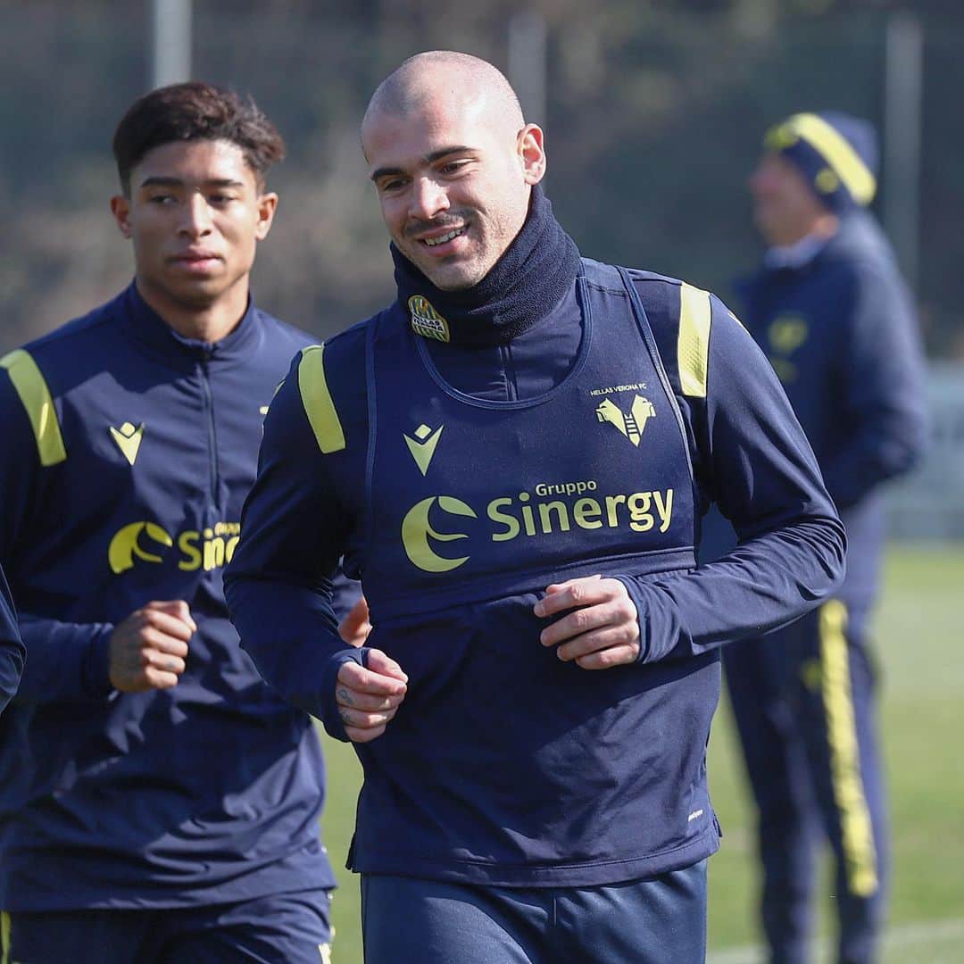 エラス・ヴェローナFCのインスタグラム：「👋 @stefano.sturaro 💪💛💙」