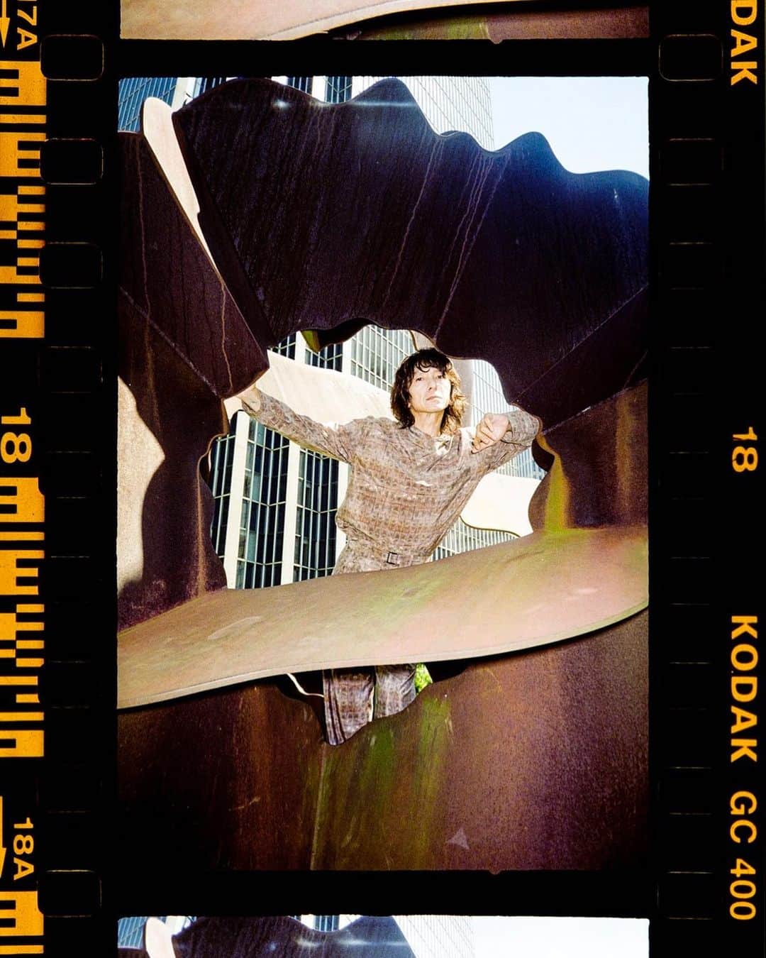 小見山峻のインスタグラム：「. 吉井和哉さんの新しいアーティスト写真と、リニューアルしたオフィシャルサイトの写真を撮影しています。 時間帯によって表示される内容が切り替わる仕様となっています。ぜひ、ご覧になって下さい！  https://www.yoshiikazuya.com  @441108official」