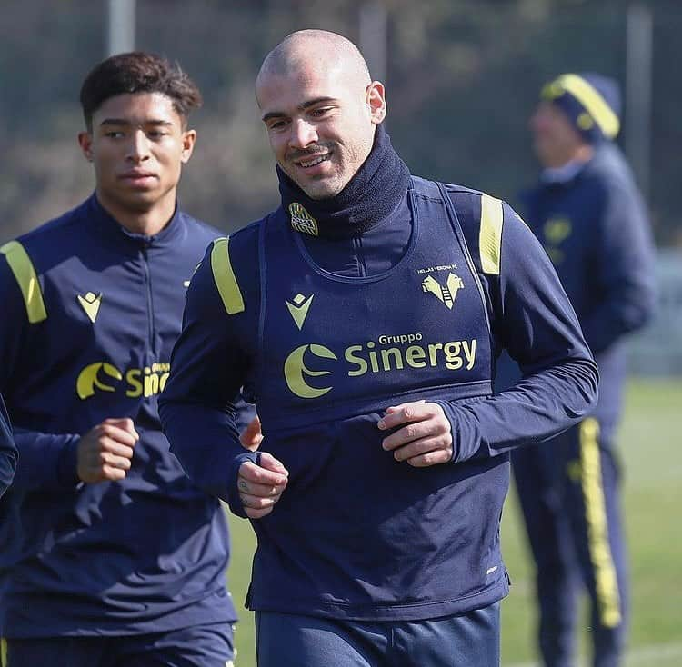 ステファノ・ストゥラーロさんのインスタグラム写真 - (ステファノ・ストゥラーロInstagram)「Keep smiling! 😊💛💙 #training #ForzaHellas @hellasveronafc」2月18日 23時04分 - stefano.sturaro