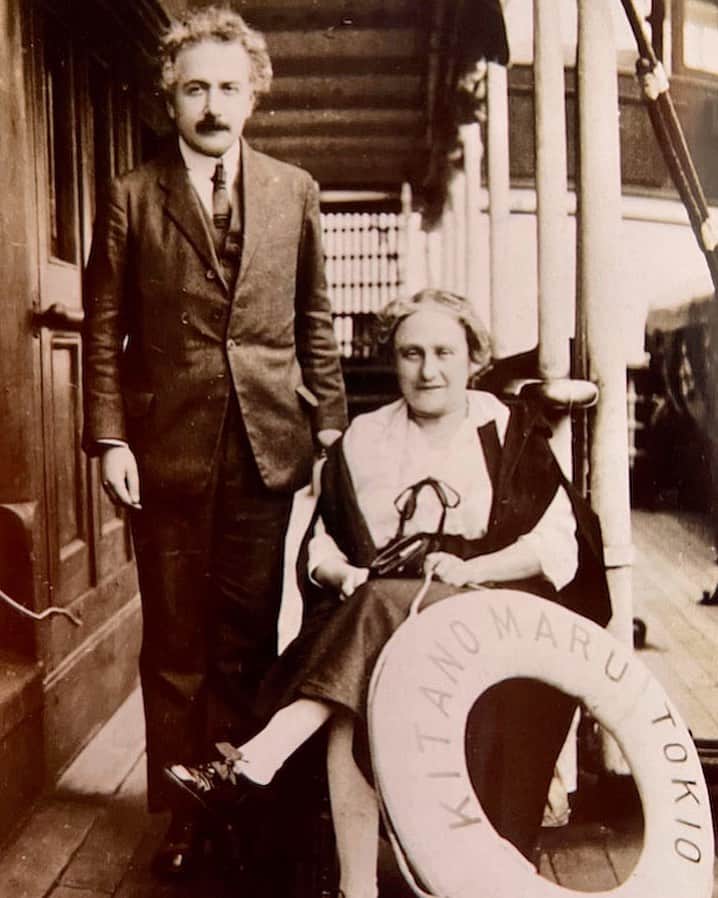 アルベルト・アインシュタインのインスタグラム：「#ThrowbackThursday: Albert and Elsa Einstein on board the Kitano Maru ship during their voyage to the Far East in 1922.」