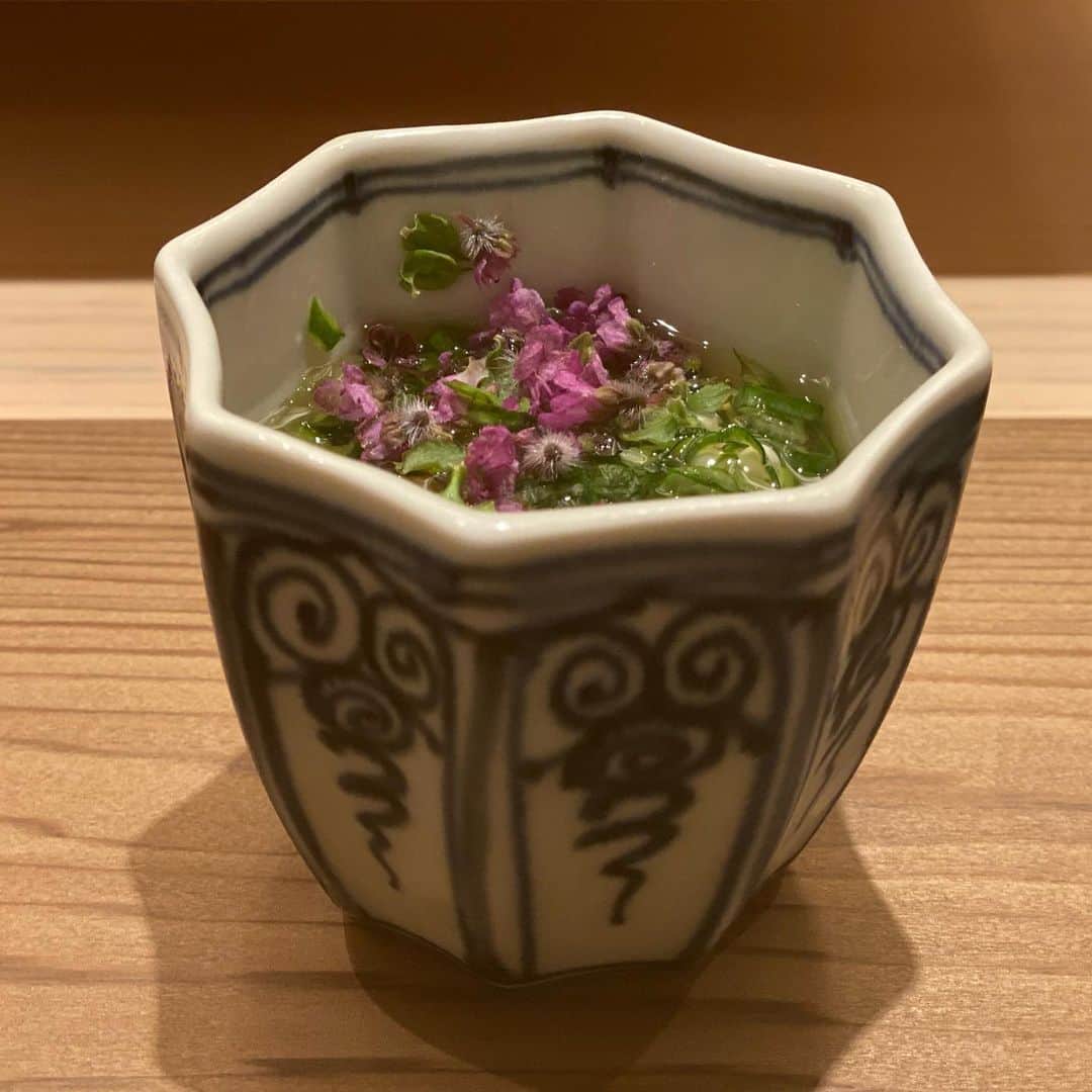 東京外食女さんのインスタグラム写真 - (東京外食女Instagram)「#銀座 #鮨さえ㐂  . . 今夜はさえ㐂さんで貸切会！ . 姫ちゃまと呼んでいただける 楽しいお店さんです✨ . . こちらも大阪のお友達に ご紹介されて以来、 大切に通わせていただいている お店さんのひとつです！ . . . やはり何度見ても立派で 美しい聚楽壁。 . それだけで気分が上がって 席に着く前から 日本酒を欲します！ . . 汚い店や小さな店でも もてなせるというのも たしかにわかりますが、 意味あって高級な空間は 非常に居心地がよいです。 . . . この日はのれそれからスタート。 . のれそれ本来の透き通るような 美味しさがあるからと、 ポン酢では出さずにお出汁で。 . 今まで食べたのれそれの中で 一番記憶に残ったおいしさです。 . . 美味しすぎる！とみんなで お出汁も一気飲み。 . のれそれで会場が湧くことって なかなか無いですよね？！ . . みんな一気にテンションが上がったところで、 イキのいい大きな伊勢海老。 . そして生のばちこに大きな白子！ . . パフォーマンスも素晴らしいです！ . 香ばしく焼けたアオヤギ。 . 「春の香りですなあ〜。」 . と大将。 へえー、アオヤギっていつでも ある気がしたけど春が旬なのか！ と勉強するわたし。 . . これもまた最後に香る柚子が 日本酒にとんでもなく合います！ . 「あたしこれ100本食べれる！」 . . といつもいくつ食べられるかで 美味しさを表現してくれる コメンテーターが声を上げます。 . . フグの皮にバターとキャビア。 これはとんでもなく意外な組み合わせ。 . 春のお馴染み、若竹煮も さえ㐂さん流です。 . ばちこかじって、鳴門わかめに 若竹、かつおぶし。 . . 味を合わせるというより 香りを合わせる。 . 妥当、鼻セレブで ふんわり削りたてのかつおぶし！笑 . . 白子のリゾットも 珍しいと感じなくなってきましたが これはかなり美味！ . 白子と酢飯って本当に合う。 . . すっかり忘れていた伊勢海老も 目の前の大きなまな板の上で ザクザク捌かれてます！ . . 海老味噌と身が碗で出てきて、 味変しながら食べる楽しい ひとメニューに！ . . 一番最初に載せておきましたが、 書くのが最後に…。 . . この日の前半つまみで 本当に頭がおかしくなるくらい 戸惑った美味しい一皿は 越前蟹の蟹味噌ムースでした。 . . シンプルに蒸しただけの 蟹身は甘くてふわふわで…。 . 本当に蒸しただけ？！ . 疑い深くなるほど美味い。 . . 蟹ムースにつけて食べても くらくらくる美味さ。 . やまなめの酸っぱい味付けが、 蟹酢のようなアクセントになり ムースのこってりと 酢のさっぱりで食べ飽きません！ . . . 「なに、これ、どうしたらいいの？」 と声に出して戸惑い続けた夜。 . . まだ終わってません。 ここから鮨です！ . . #さえ㐂 #東京鮨 #sushi #japanesefood  #japaneseculture  #japantravel  #銀座グルメ #銀座鮨 #東京外食女 #いい店員さんがいるお店」2月18日 22時57分 - himeno_0729