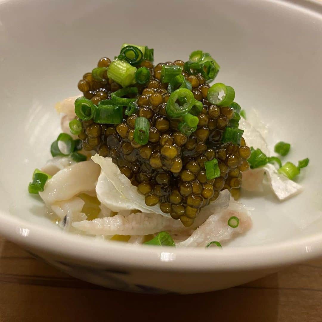 東京外食女さんのインスタグラム写真 - (東京外食女Instagram)「#銀座 #鮨さえ㐂  . . 今夜はさえ㐂さんで貸切会！ . 姫ちゃまと呼んでいただける 楽しいお店さんです✨ . . こちらも大阪のお友達に ご紹介されて以来、 大切に通わせていただいている お店さんのひとつです！ . . . やはり何度見ても立派で 美しい聚楽壁。 . それだけで気分が上がって 席に着く前から 日本酒を欲します！ . . 汚い店や小さな店でも もてなせるというのも たしかにわかりますが、 意味あって高級な空間は 非常に居心地がよいです。 . . . この日はのれそれからスタート。 . のれそれ本来の透き通るような 美味しさがあるからと、 ポン酢では出さずにお出汁で。 . 今まで食べたのれそれの中で 一番記憶に残ったおいしさです。 . . 美味しすぎる！とみんなで お出汁も一気飲み。 . のれそれで会場が湧くことって なかなか無いですよね？！ . . みんな一気にテンションが上がったところで、 イキのいい大きな伊勢海老。 . そして生のばちこに大きな白子！ . . パフォーマンスも素晴らしいです！ . 香ばしく焼けたアオヤギ。 . 「春の香りですなあ〜。」 . と大将。 へえー、アオヤギっていつでも ある気がしたけど春が旬なのか！ と勉強するわたし。 . . これもまた最後に香る柚子が 日本酒にとんでもなく合います！ . 「あたしこれ100本食べれる！」 . . といつもいくつ食べられるかで 美味しさを表現してくれる コメンテーターが声を上げます。 . . フグの皮にバターとキャビア。 これはとんでもなく意外な組み合わせ。 . 春のお馴染み、若竹煮も さえ㐂さん流です。 . ばちこかじって、鳴門わかめに 若竹、かつおぶし。 . . 味を合わせるというより 香りを合わせる。 . 妥当、鼻セレブで ふんわり削りたてのかつおぶし！笑 . . 白子のリゾットも 珍しいと感じなくなってきましたが これはかなり美味！ . 白子と酢飯って本当に合う。 . . すっかり忘れていた伊勢海老も 目の前の大きなまな板の上で ザクザク捌かれてます！ . . 海老味噌と身が碗で出てきて、 味変しながら食べる楽しい ひとメニューに！ . . 一番最初に載せておきましたが、 書くのが最後に…。 . . この日の前半つまみで 本当に頭がおかしくなるくらい 戸惑った美味しい一皿は 越前蟹の蟹味噌ムースでした。 . . シンプルに蒸しただけの 蟹身は甘くてふわふわで…。 . 本当に蒸しただけ？！ . 疑い深くなるほど美味い。 . . 蟹ムースにつけて食べても くらくらくる美味さ。 . やまなめの酸っぱい味付けが、 蟹酢のようなアクセントになり ムースのこってりと 酢のさっぱりで食べ飽きません！ . . . 「なに、これ、どうしたらいいの？」 と声に出して戸惑い続けた夜。 . . まだ終わってません。 ここから鮨です！ . . #さえ㐂 #東京鮨 #sushi #japanesefood  #japaneseculture  #japantravel  #銀座グルメ #銀座鮨 #東京外食女 #いい店員さんがいるお店」2月18日 22時57分 - himeno_0729