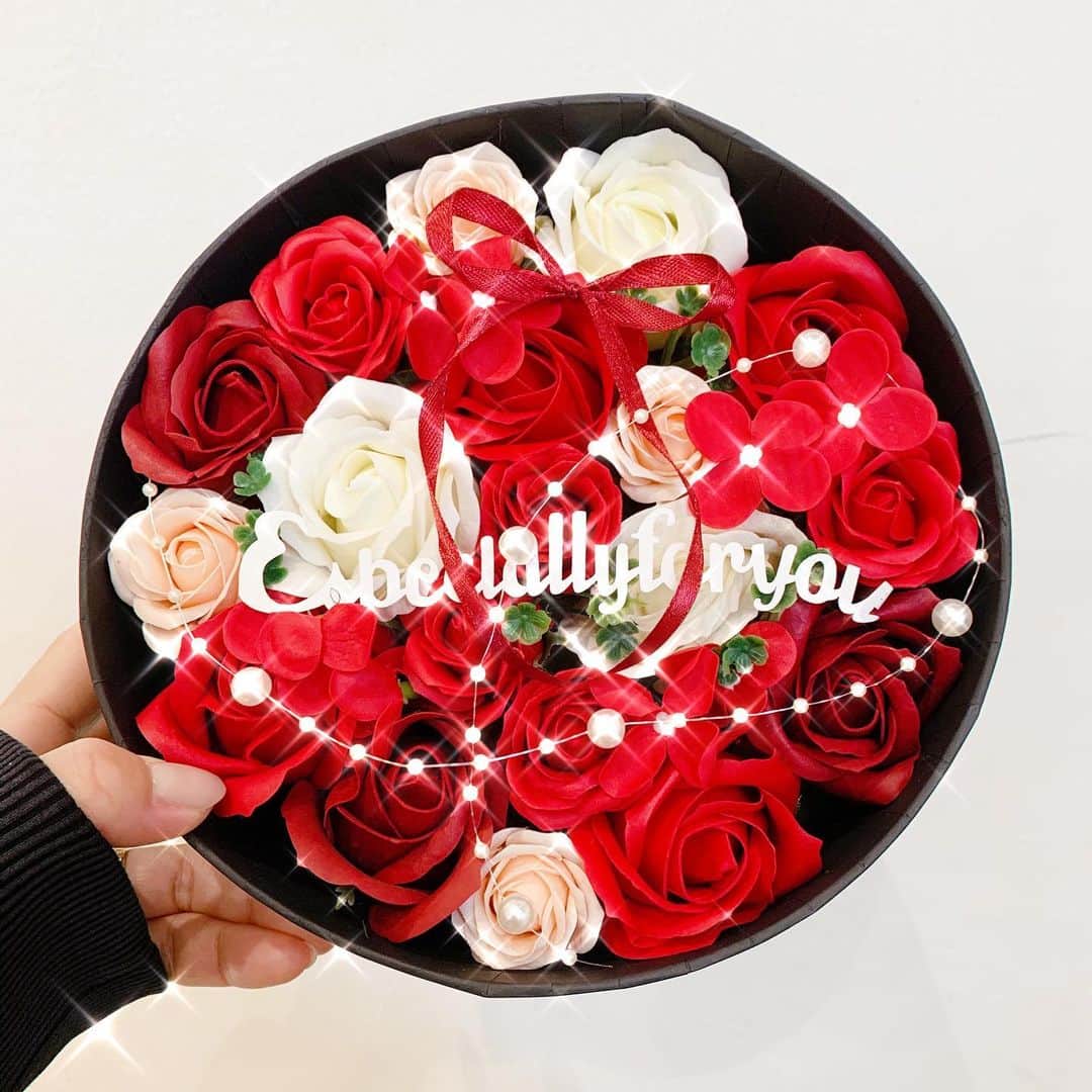 mamijinguのインスタグラム：「🌹  大好きな赤の薔薇ちゃん石鹸🌹 いつもありがとうございます🌹  #jillandlovers #nail #nailart #paragel #gelneil#gel #ネイル #ネイルアート #me #look #love #かわいい」