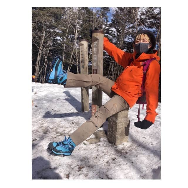 東出真緒さんのインスタグラム写真 - (東出真緒Instagram)「@orangebackpackers  大菩薩嶺🏔 アイゼンをつけて冬山チャレンジ！ 太陽に見守られ無事登頂🌞 6時間のロングランだったけど 心と身体と浄化されたーー🤍 . 皆様ありがとうございました！ . photo by @nishimakitaichi @sudatch」2月18日 22時59分 - mao_bigmama_vn