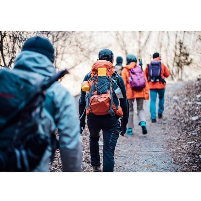 東出真緒さんのインスタグラム写真 - (東出真緒Instagram)「@orangebackpackers  大菩薩嶺🏔 アイゼンをつけて冬山チャレンジ！ 太陽に見守られ無事登頂🌞 6時間のロングランだったけど 心と身体と浄化されたーー🤍 . 皆様ありがとうございました！ . photo by @nishimakitaichi @sudatch」2月18日 22時59分 - mao_bigmama_vn