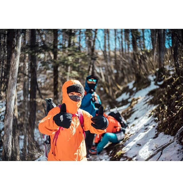 東出真緒さんのインスタグラム写真 - (東出真緒Instagram)「@orangebackpackers  大菩薩嶺🏔 アイゼンをつけて冬山チャレンジ！ 太陽に見守られ無事登頂🌞 6時間のロングランだったけど 心と身体と浄化されたーー🤍 . 皆様ありがとうございました！ . photo by @nishimakitaichi @sudatch」2月18日 22時59分 - mao_bigmama_vn