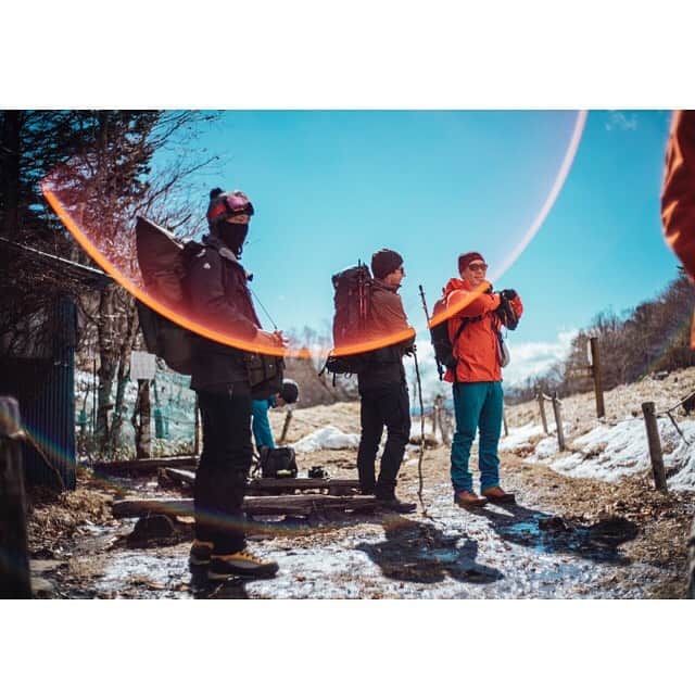 東出真緒さんのインスタグラム写真 - (東出真緒Instagram)「@orangebackpackers  大菩薩嶺🏔 アイゼンをつけて冬山チャレンジ！ 太陽に見守られ無事登頂🌞 6時間のロングランだったけど 心と身体と浄化されたーー🤍 . 皆様ありがとうございました！ . photo by @nishimakitaichi @sudatch」2月18日 22時59分 - mao_bigmama_vn