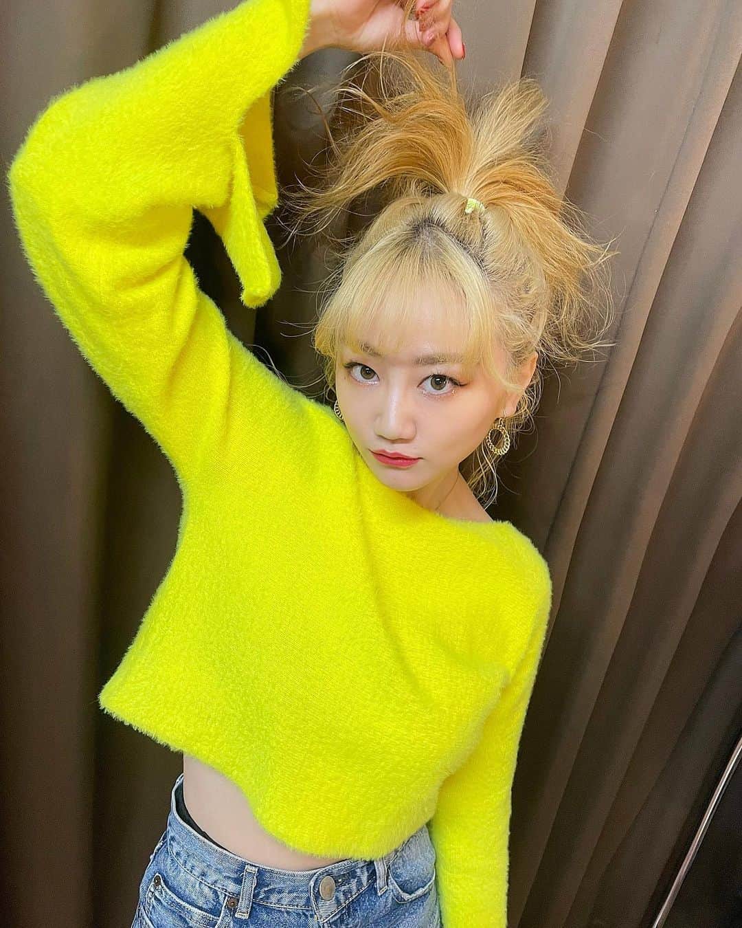 樹麗のインスタグラム：「衣装が最強に可愛かった。🐣 ぽにぽにお腹は許してね♡  好評だった髪の毛は 2回ブリーチしていただきました👶🏼 @bellechiaki さん いつもありがとうございます💛  #bleach#hightonecolor」