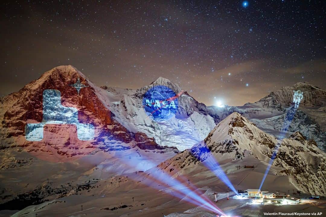 ABC Newsさんのインスタグラム写真 - (ABC NewsInstagram)「Giant projection of the NASA Mars 2020 mission logo on the north face of the Eiger mountain, NASA logo on the Monch mountain and astronaut on the Jungfrau mountain by Swiss light artist Gerry Hofstetter, pictured from the alpine resort of Mannlichen, Switzerland. #mars #nasa #space #projection #art」2月18日 23時02分 - abcnews