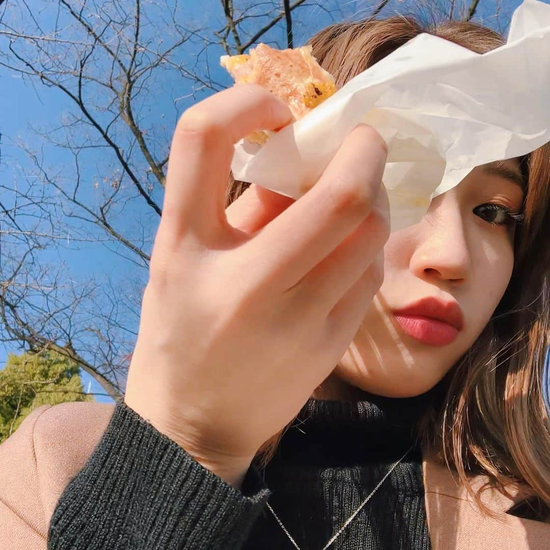 日下このみのインスタグラム：「公園で1人ピクニック&日向ぼっこ🌞したときのん。  ちょっと息詰まってたから めちゃくちゃリフレッシュできて幸せだったなあ。」