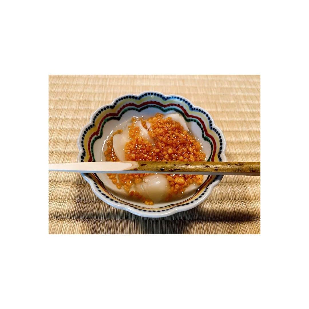 神田うのさんのインスタグラム写真 - (神田うのInstagram)「銀座壬生さんにて🥢 素晴らしい日本料理と設えを堪能致しました☺️🥢✨ 最後は甘くした熱湯に、お米を炊いて干して揚げた物を入れて、それを百合根にかけて一緒に頂くというデザート☺️✨ 揚げたお米が甘い熱湯の中でとても香ばしく、百合根と一緒に最高のお菓子でした☺️ 今度自宅でも真似してみたいなと思うのですが… お米を炊いた後に干すという作業が大変そうですね😅 その後の揚げるのは簡単ですが、やはり炊いたお米を干さないとあのようには揚がらないだろうからやっぱり干すしかないのかな…❓ 私の独り言ですみません💦 炊いたお米を、つまり『ご飯』を干した事のある方っているんですかね❓ 普通にお米を揚げたらパールライスになってしまうから違う物になりますし…ね。 まぁ気が向いたらやってみよう❣️くらいの気持ちでいようと思います（笑）  #銀座壬生#日本料理店#銀座#壬生#日本料理#japanesefood#ginza#mibu#神田うの#unokanda」2月18日 23時13分 - unokandaofficial