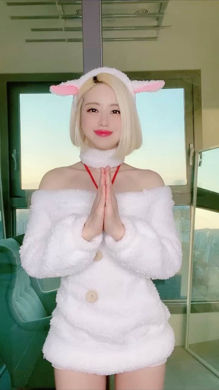Dj Sodaのインスタグラム：「너네 그거 알아? 내 이름 탄산 소다 아니고 황소다라는 의미에서 소다야!!🐮💕 My Dj name “Soda” does not derive from drinking soda! My Korean name sounds similar to “Soda,” which means “I am a cow” in Korean!!! So “Soda” has been my nickname!🐂❤️」