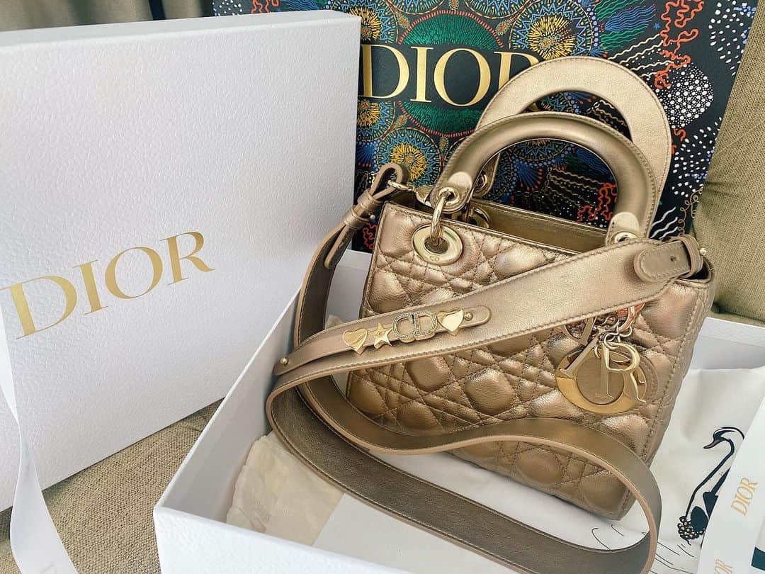 寺口智香さんのインスタグラム写真 - (寺口智香Instagram)「お友達がゴールド系をオススメしてくれたので メタリックゴールドのLady Diorをお迎えしました！  可愛い。  dior #レディディオール #お買い物 #お買い物中毒」2月18日 23時14分 - chika_loves