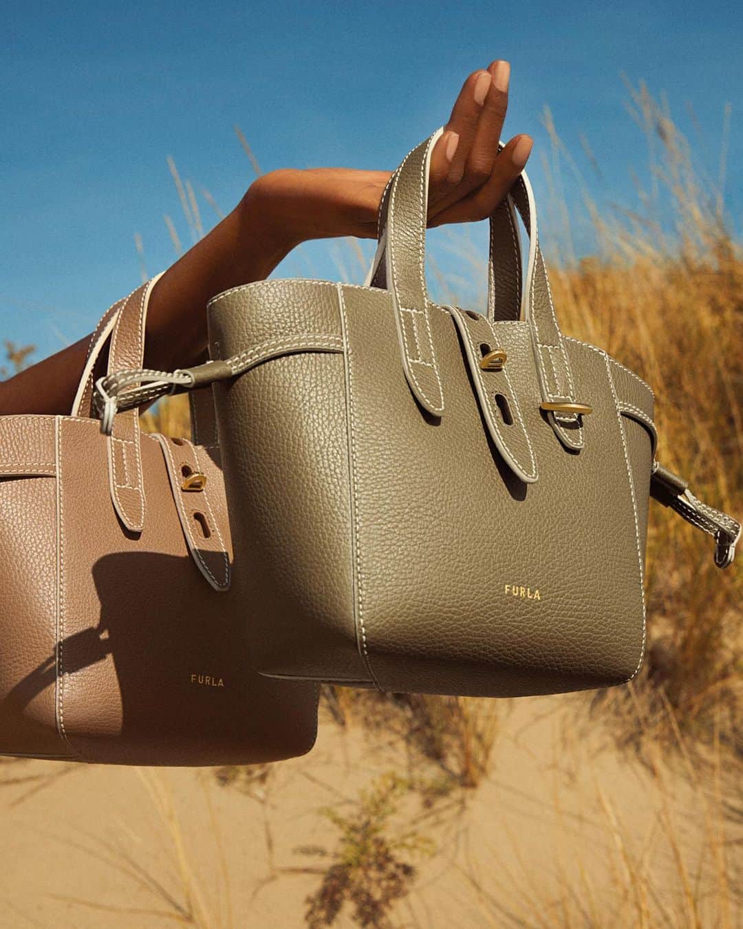 フルラのインスタグラム：「In the #FunFurla world expect the unexpected, always have a plan B. Just in case.   #thefurlasociety #furlafeeling #funfurla #newcollection #furla #accessories #fashion」