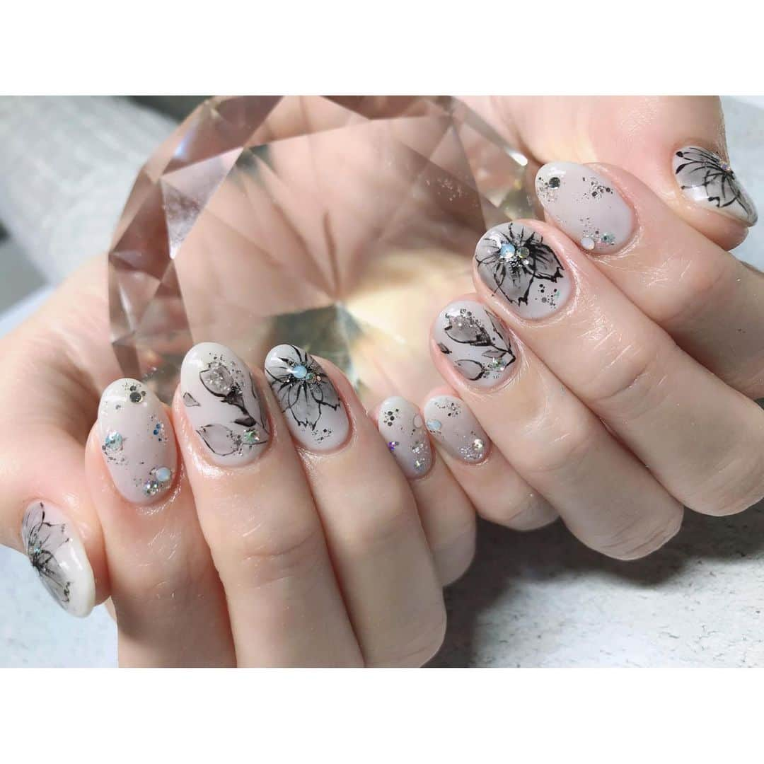 秋山希望のインスタグラム：「. New nail✨ 今回はヴィンテージフラワー🥀 全部手書き😳 さきちゃん流石です💓  #sparklenail #池袋 #ヴィンテージフラワー #お洒落 #2月ネイル」