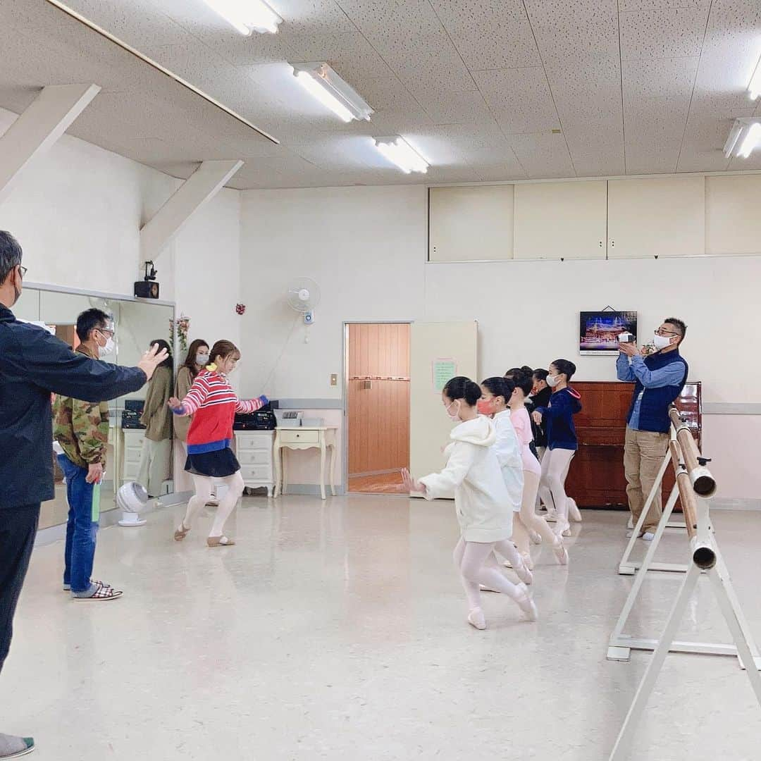 須田亜香里さんのインスタグラム写真 - (須田亜香里Instagram)「メ〜テレ ドラマ #名古屋行き最終列車 昨夜はありがとうございました。  “もしSKE48に入っていなかったら”と言うテーマで去年から生まれたもう1人のおそらくリアルな須田亜香里役を今年も演じさせていただきました。  去年のキャバ嬢とバックパッカーを交互に繰り返す生活を送る須田亜香里から一年を経て、 今年は夢だったバレエの先生になり男性に恋をして…楽しく挑戦させていただきました。 （経験を活かしてバレリーナ役を演じることは芸能活動を始めた時からの夢でした！）  そしてリアルな胸キュンの表情に拘ってくださった平林監督と、それに付き合ってくださった奥野瑛太さんには感謝の気持ちでいっぱいです！ 色々ギリギリな演出で私も視聴者の皆様もドキドキするような時間になったのでは？☺️  地域外の皆様も今年もDVDや、配信や放送もあると思うので（きっと！笑）お楽しみにしていてくださいね💖」2月18日 23時08分 - akarisuda