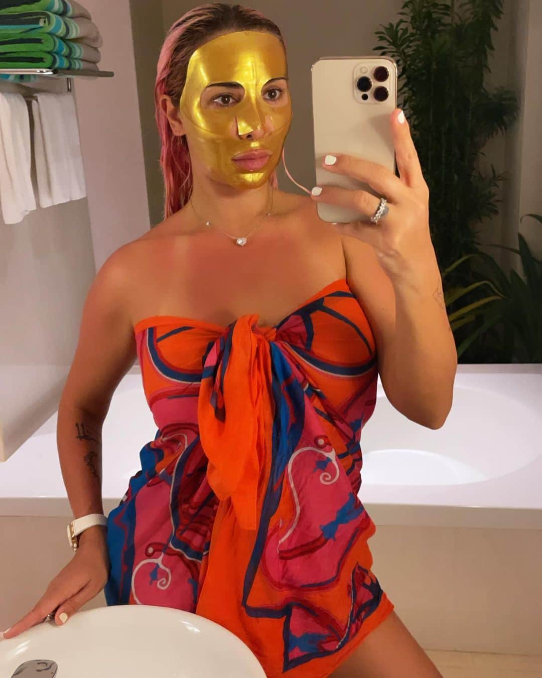 ジョエル・マーディニアンさんのインスタグラム写真 - (ジョエル・マーディニアンInstagram)「FACE LIFT is the name of my Gold Mask for My Beauty Secret 💘 I never travel without my Joelle Paris Hair and Skin care products ✈️ you can shop right here on insta shop and NOW AVAILABLE AT @nahdihope in #KSA also available at @bootsmiddleeast and @binsinauae and many more beauty stores so go to @joelleparis to find out more #buytrylove @kurumba_maldives  فيس ليفت هذا هو اسم  ماسك الذهب اللي بستخدمه هادول من اسرار جمالي💘ما بسافر ✈️نهائيا بلا ما اخد منتجات جويل باريس  للعناية بالشعر والبشرة فيكم تدخلو على @joelleparis لتتعرفوا على منتجات تانية للعناية بالجمال」2月18日 23時08分 - joellemardinian