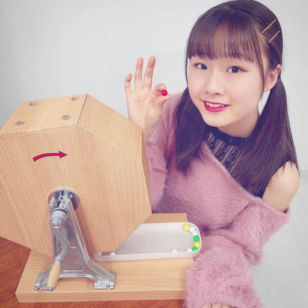 新倉愛海のインスタグラム：「ハッピーのお裾分けだよーう！！！(っ'-')╮ =͟͟͞͞❤️ﾌﾞｫﾝ﻿ ﻿ #アプガ2 #アイドル #ツインテール #私服 #ピンク」